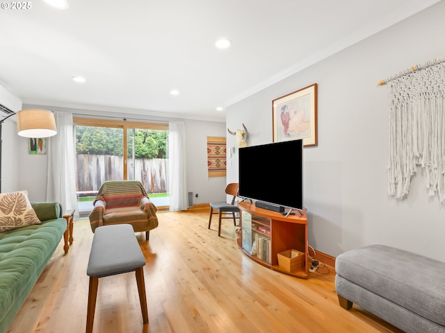 living area with crown molding, recessed lighting, light wood-style floors, and baseboards