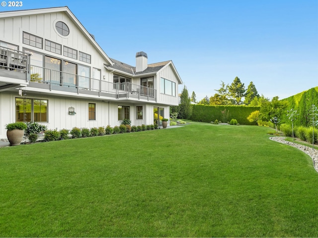 view of yard featuring a balcony