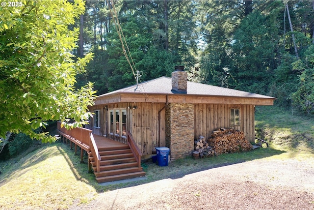 view of side of property featuring a lawn