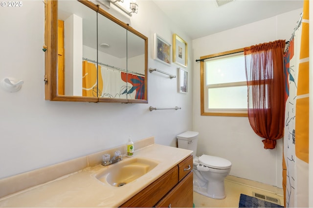 14511 NE Brazee Ct, Portland, OR 97230 - full bath with vanity, toilet, and a shower with curtain