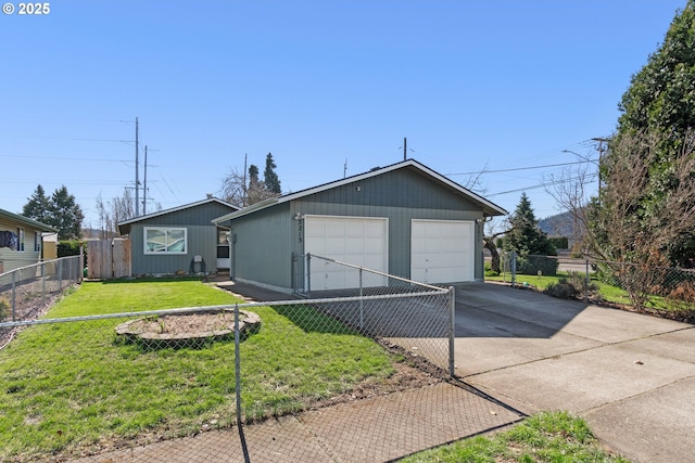 view of front of property featuring a front yard, an outdoor structure, fence, and a detached garage