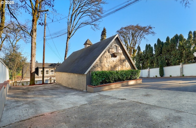 10150 S Riverside Dr, Portland, OR 97219 - view of side of home featuring a shingled roof