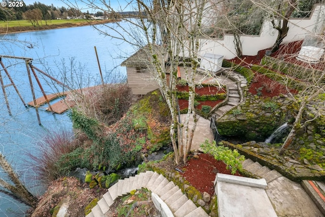 view of yard featuring a water view