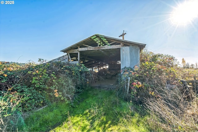 view of outdoor structure with an outbuilding