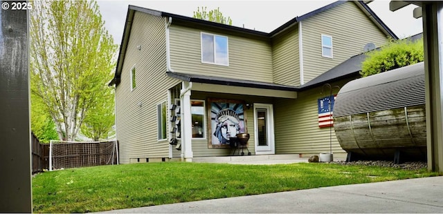 view of front of house featuring a front lawn and fence