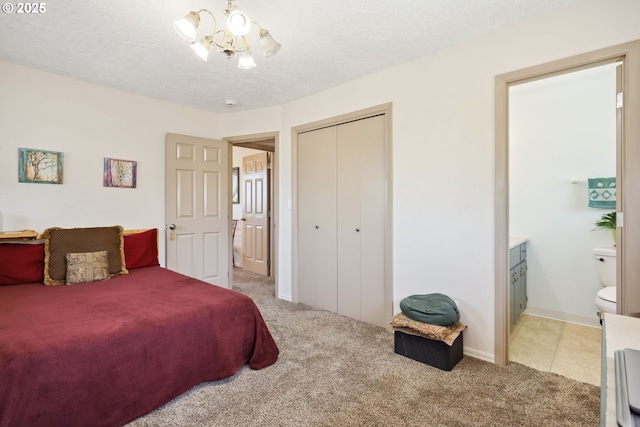 1900 E 10th St, The Dalles, OR 97058 - bedroom featuring a textured ceiling, a chandelier, light carpet, a closet, and ensuite bathroom
