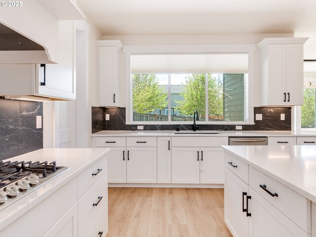2650 NW Mt Ashland Dr, Mcminnville, OR 97128 - kitchen featuring a sink, appliances with stainless steel finishes, tasteful backsplash, and light wood-style floors
