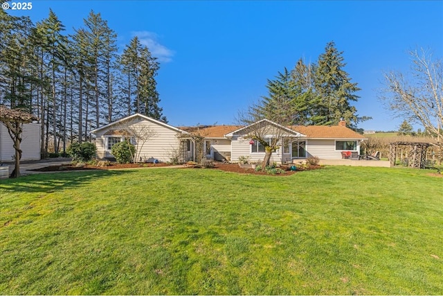 view of front of home featuring a patio and a front yard