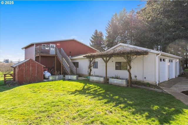 view of front of house with an attached garage and a front lawn