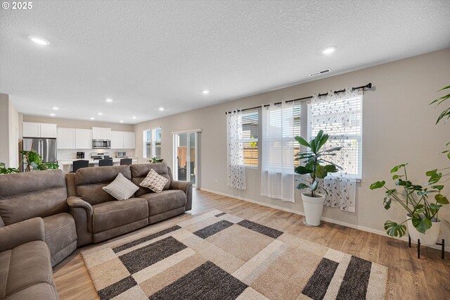 4829 Surveyor Ave, Salem, OR 97305 - living area featuring light wood-type flooring, recessed lighting, baseboards, and a textured ceiling