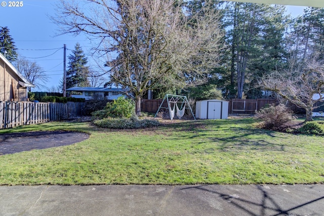 view of yard with a storage unit