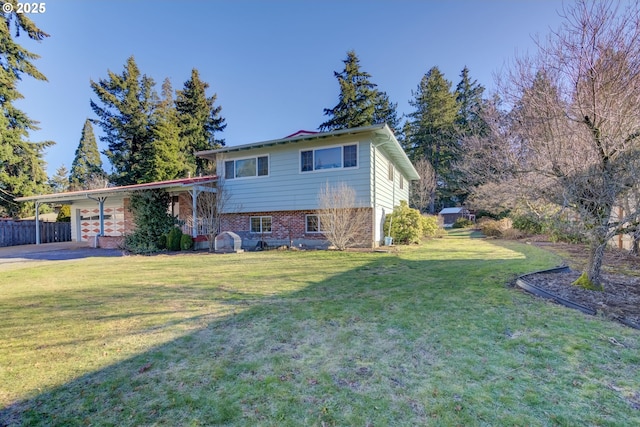 view of front of property featuring a front yard