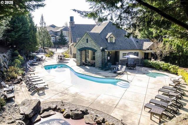 525 Springtree Ln, West Linn, OR 97068 - community pool with a hot tub and a patio area