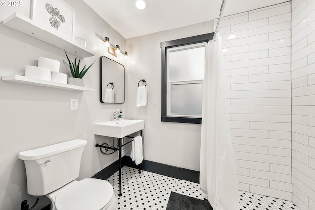 bathroom featuring a shower with shower curtain and toilet