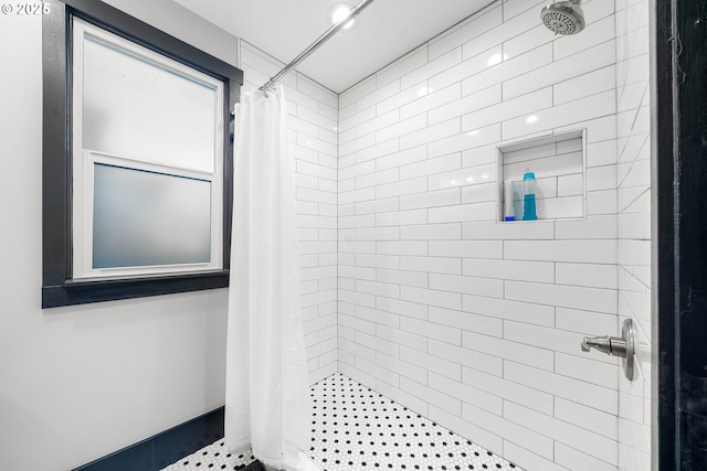 bathroom featuring a shower with shower curtain