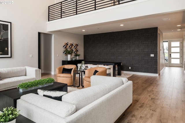 1006 S 48th Pl, Ridgefield, WA 98642 - living room with wallpapered walls, baseboards, wood finished floors, a towering ceiling, and recessed lighting