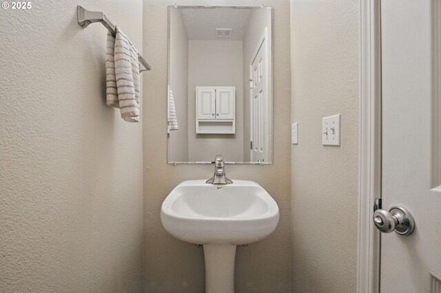 1639 SW 171st Ter, Beaverton, OR 97003 - bathroom featuring visible vents and a textured wall