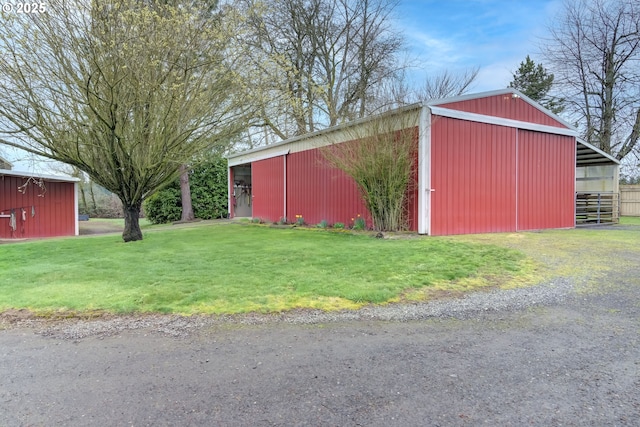 view of pole building featuring a lawn