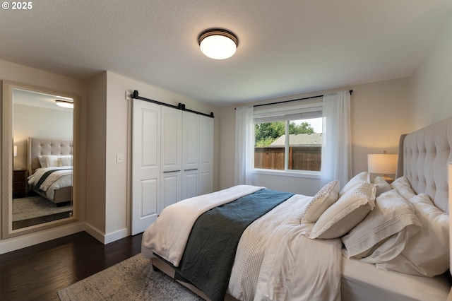 1025 S Grant St, Canby, OR 97013 - bedroom featuring dark wood finished floors, a barn door, and a closet