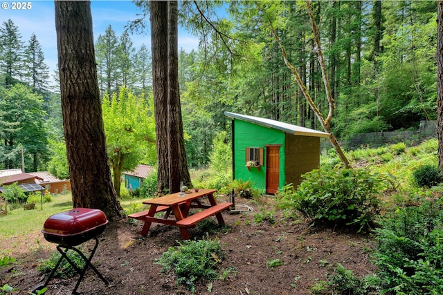 91625 W Fork Rd, Deadwood, OR 97430 - view of yard with a wooded view and a storage unit