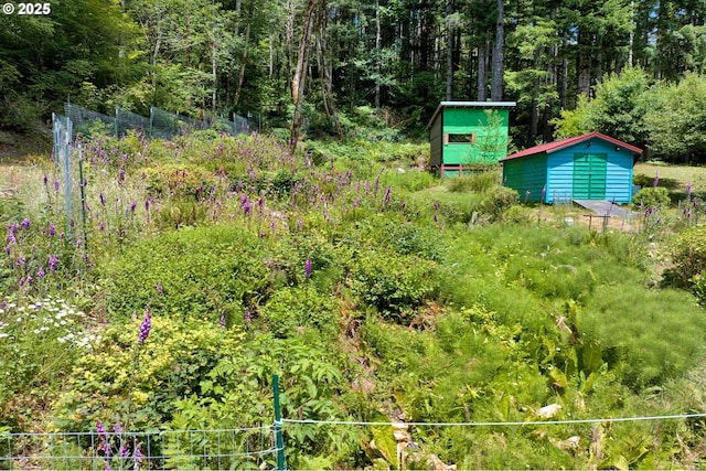 91625 W Fork Rd, Deadwood, OR 97430 - view of yard featuring a storage shed and a forest view