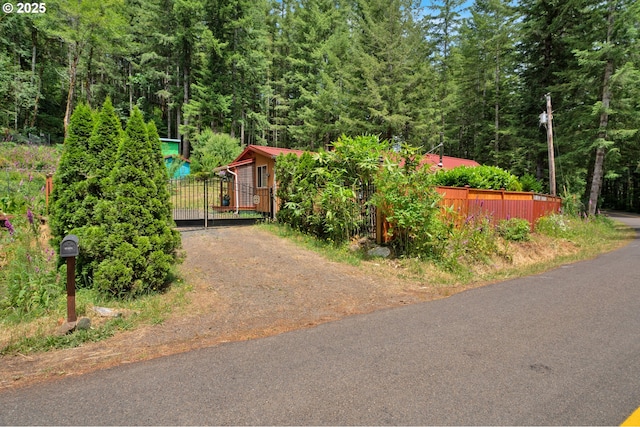 91625 W Fork Rd, Deadwood, OR 97430 - view of front of property featuring a wooded view, driveway, and a gate