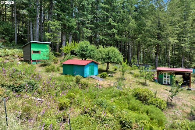 91625 W Fork Rd, Deadwood, OR 97430 - view of yard with a storage unit and a forest view