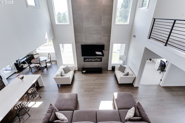 967 S 66th Pl, Springfield, OR 97478 - living area with a high ceiling and wood finished floors