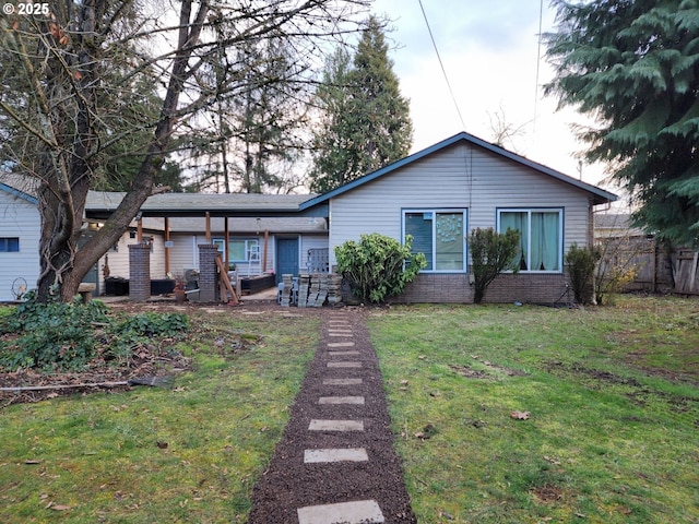 view of front of house featuring a front lawn