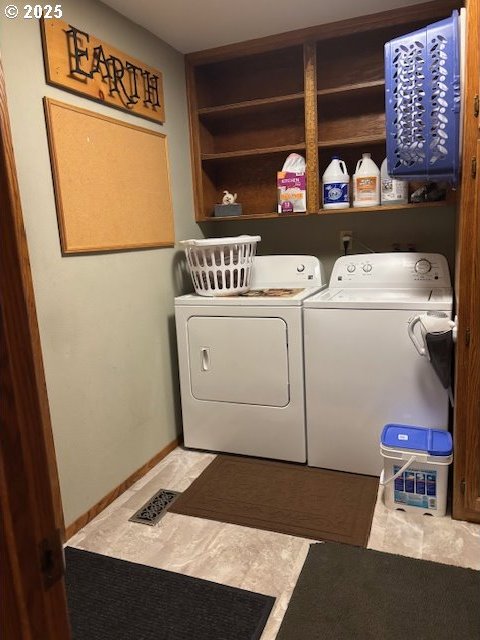 610 SE Maple St, Oakland, OR 97462 - laundry room with washing machine and dryer
