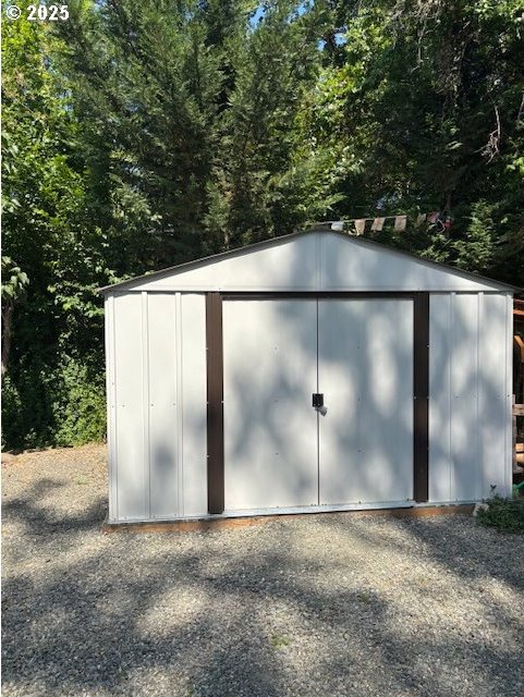610 SE Maple St, Oakland, OR 97462 - view of shed featuring a view of trees