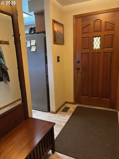610 SE Maple St, Oakland, OR 97462 - entryway with baseboards