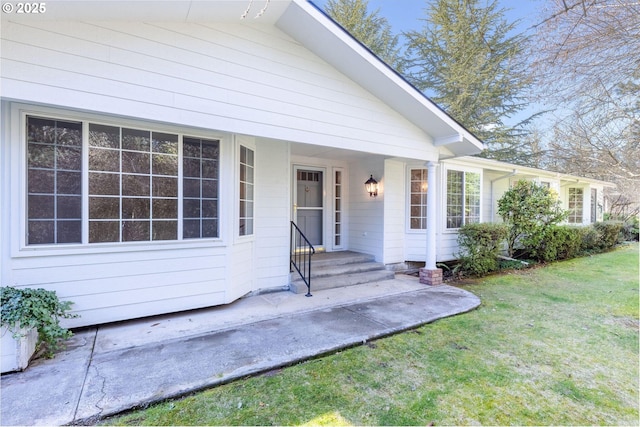 view of front facade featuring a front yard