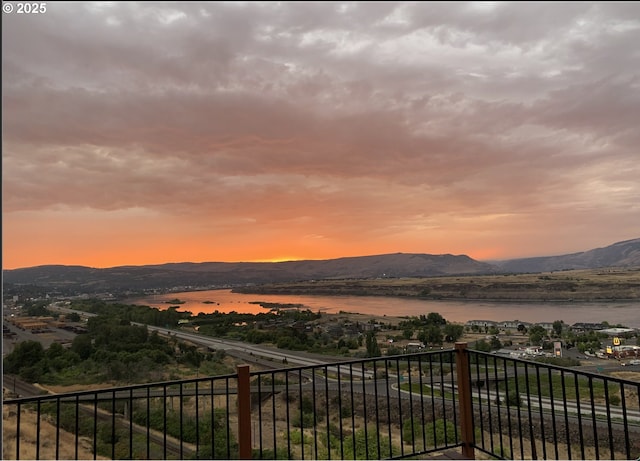 371 Summit Ridge Dr, The Dalles, OR 97058 - view of mountain backdrop featuring a large body of water