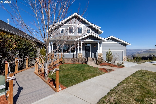 view of front facade featuring a front lawn and a mountain view