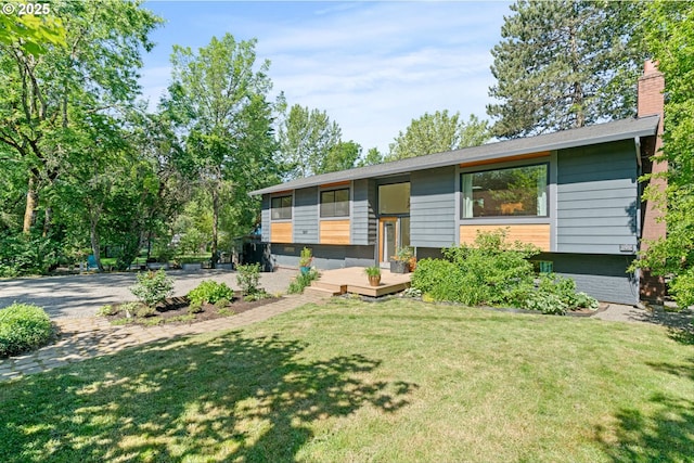 5017 SW Fairvale Ct, Portland, OR 97221 - split foyer home with a front yard and a chimney
