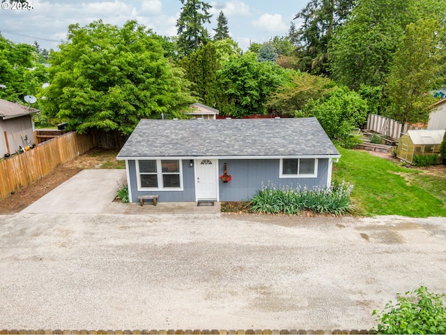 2115 NE 86th Ave, Vancouver, WA 98664 - view of front of home featuring fence and an outbuilding