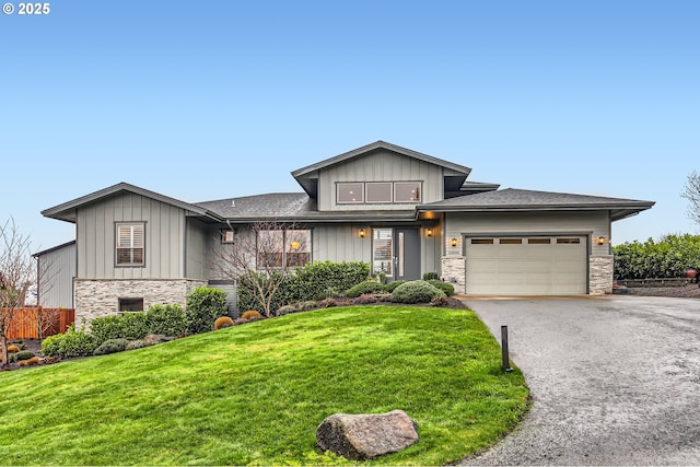 view of front facade with a garage and a front yard