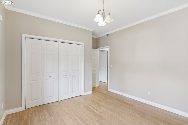 unfurnished bedroom with light wood-style floors, baseboards, visible vents, and a notable chandelier