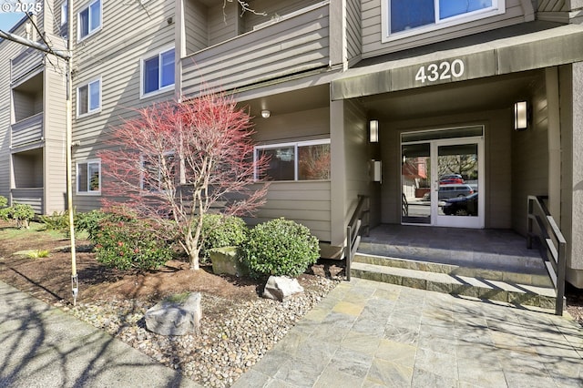 entrance to property featuring covered porch