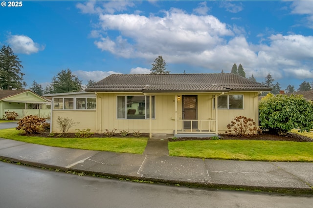 view of front of house featuring a front lawn