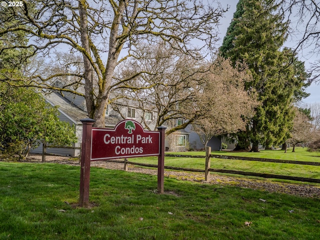 community / neighborhood sign featuring a yard