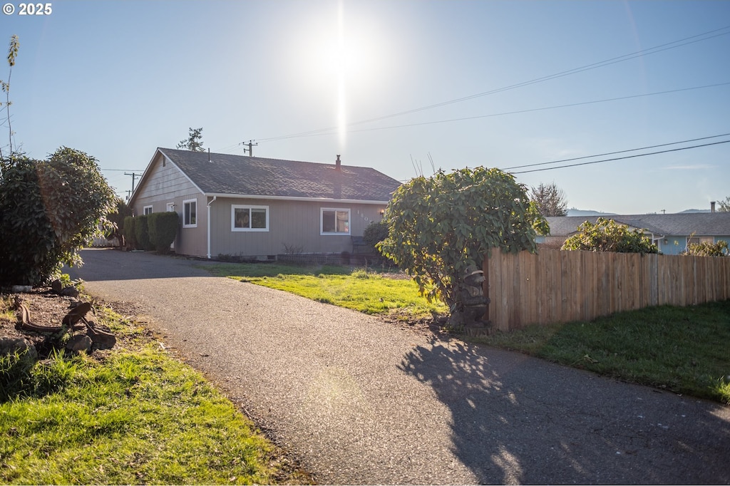 view of front of property with a front yard