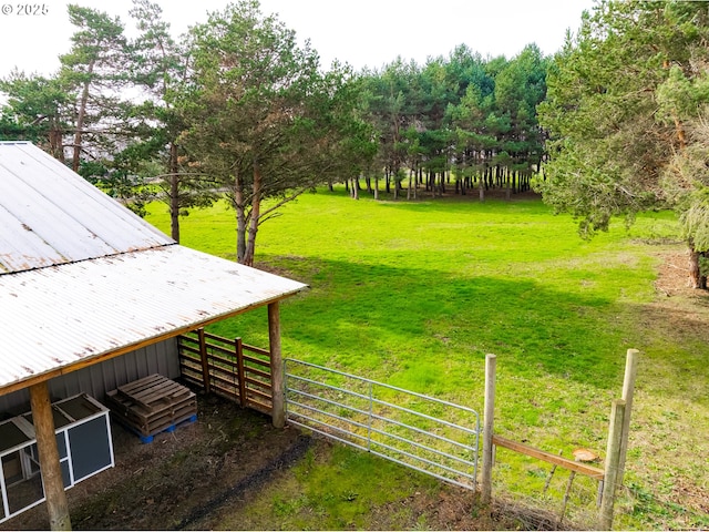 view of yard featuring a rural view and an outbuilding