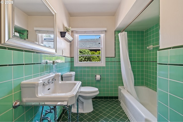17787 Kelok Rd, Lake Oswego, OR 97034 - full bathroom with tile patterned floors, toilet, tile walls, shower / bath combination with curtain, and wainscoting