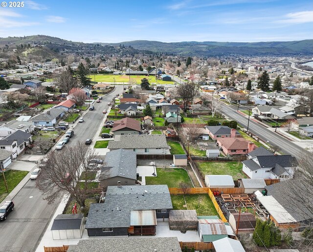 drone / aerial view with a mountain view and a residential view