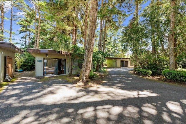 1230 Seagate Ave, Coos Bay, OR 97420 - mid-century modern home featuring driveway