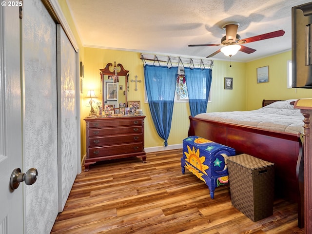 427 E Clackamas Cir, Woodburn, OR 97071 - bedroom with a closet, crown molding, a ceiling fan, and wood finished floors