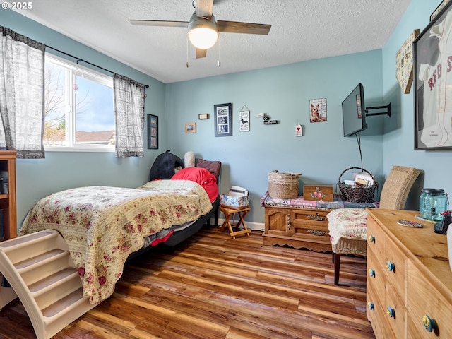 427 E Clackamas Cir, Woodburn, OR 97071 - bedroom featuring ceiling fan, wood finished floors, and a textured ceiling
