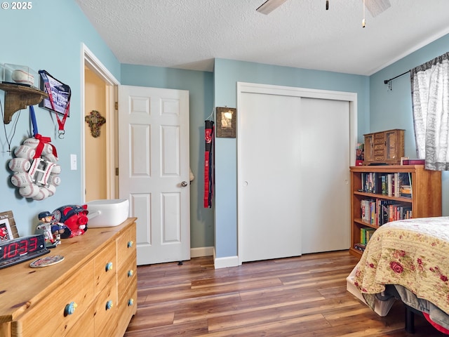 427 E Clackamas Cir, Woodburn, OR 97071 - bedroom with a closet, ceiling fan, wood finished floors, and a textured ceiling
